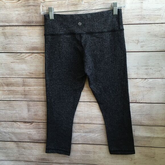 LULULEMON CROP LEGGINGS IN BLACK/GRAY - Picture 2 of 6